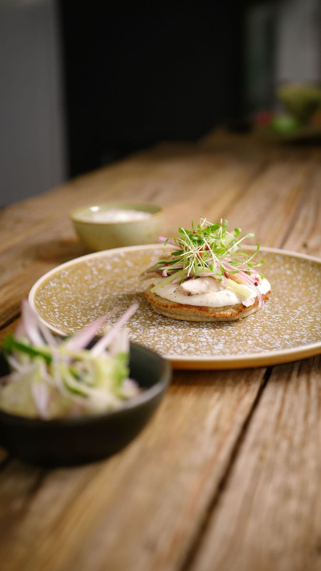 Blini met geitenkaas en gerookte makreel