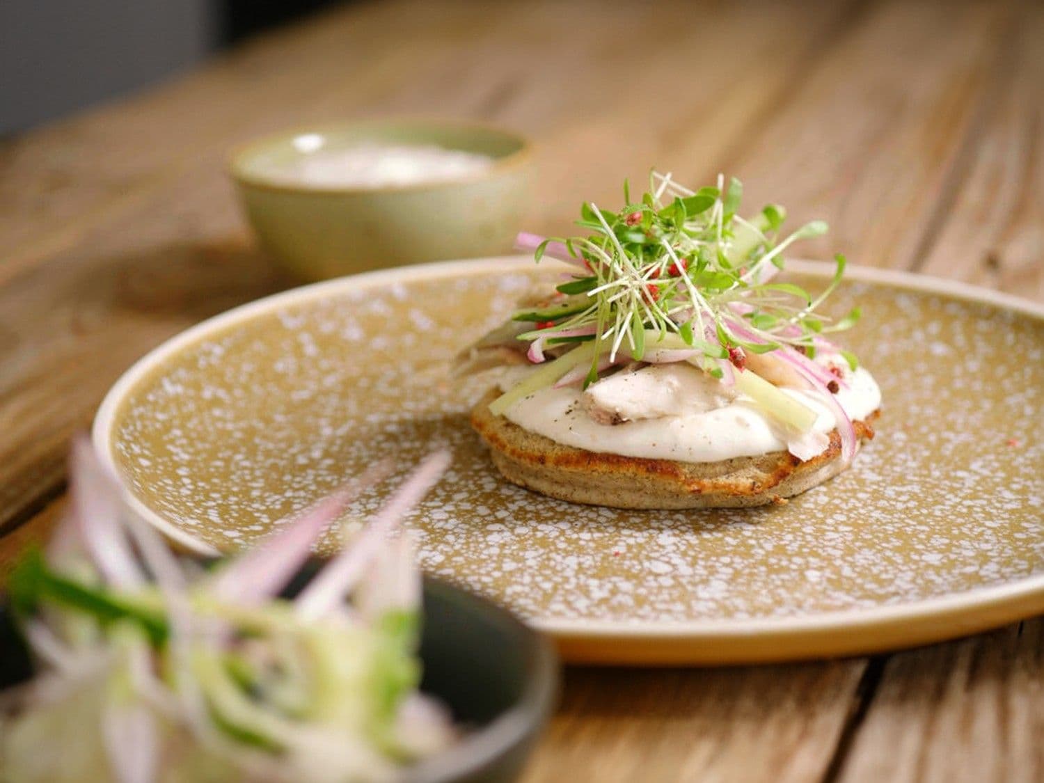Blini met geitenkaas en gerookte makreel