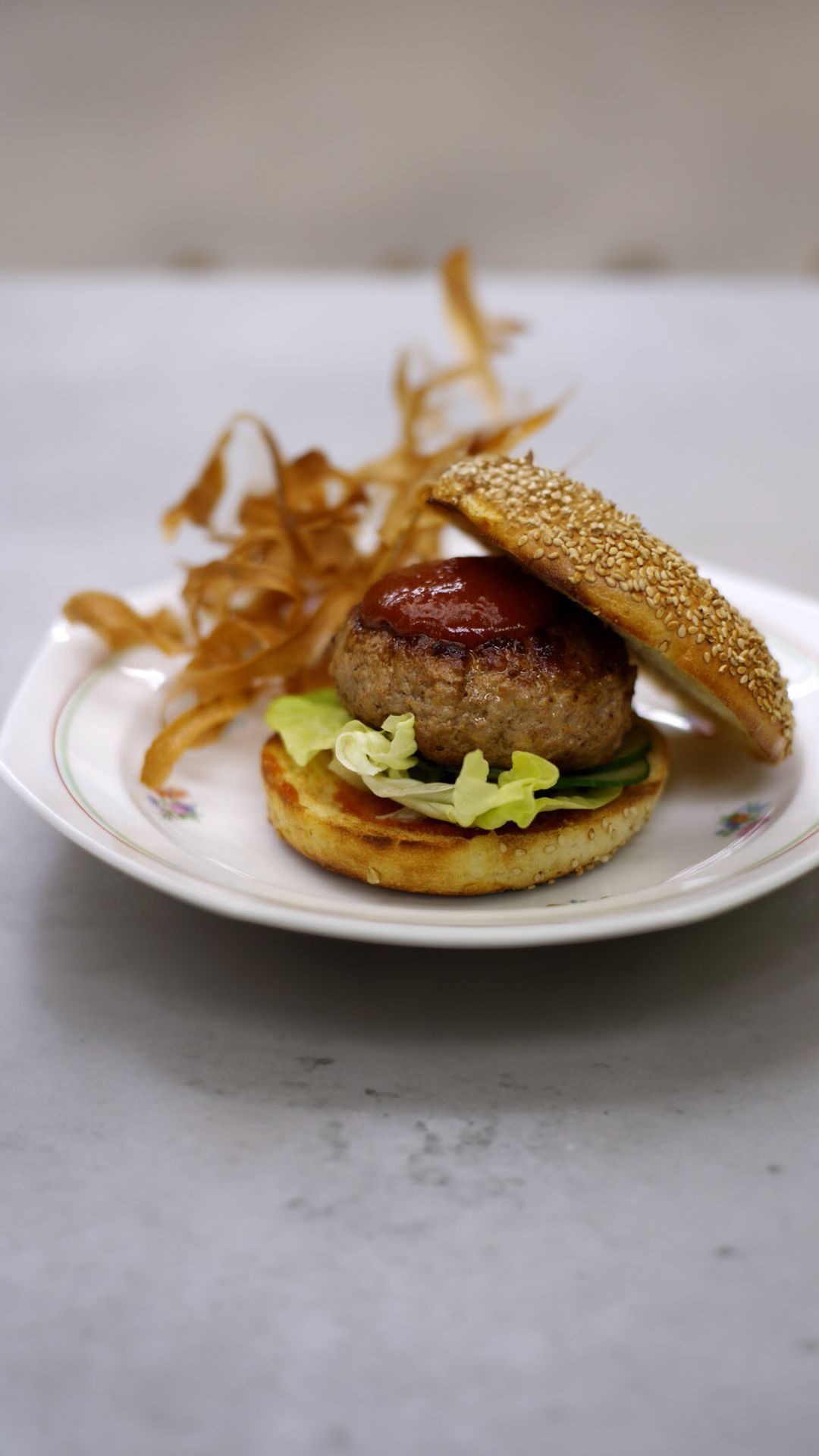 Kalkoenburgers met pastinaakchips en chiliketchup