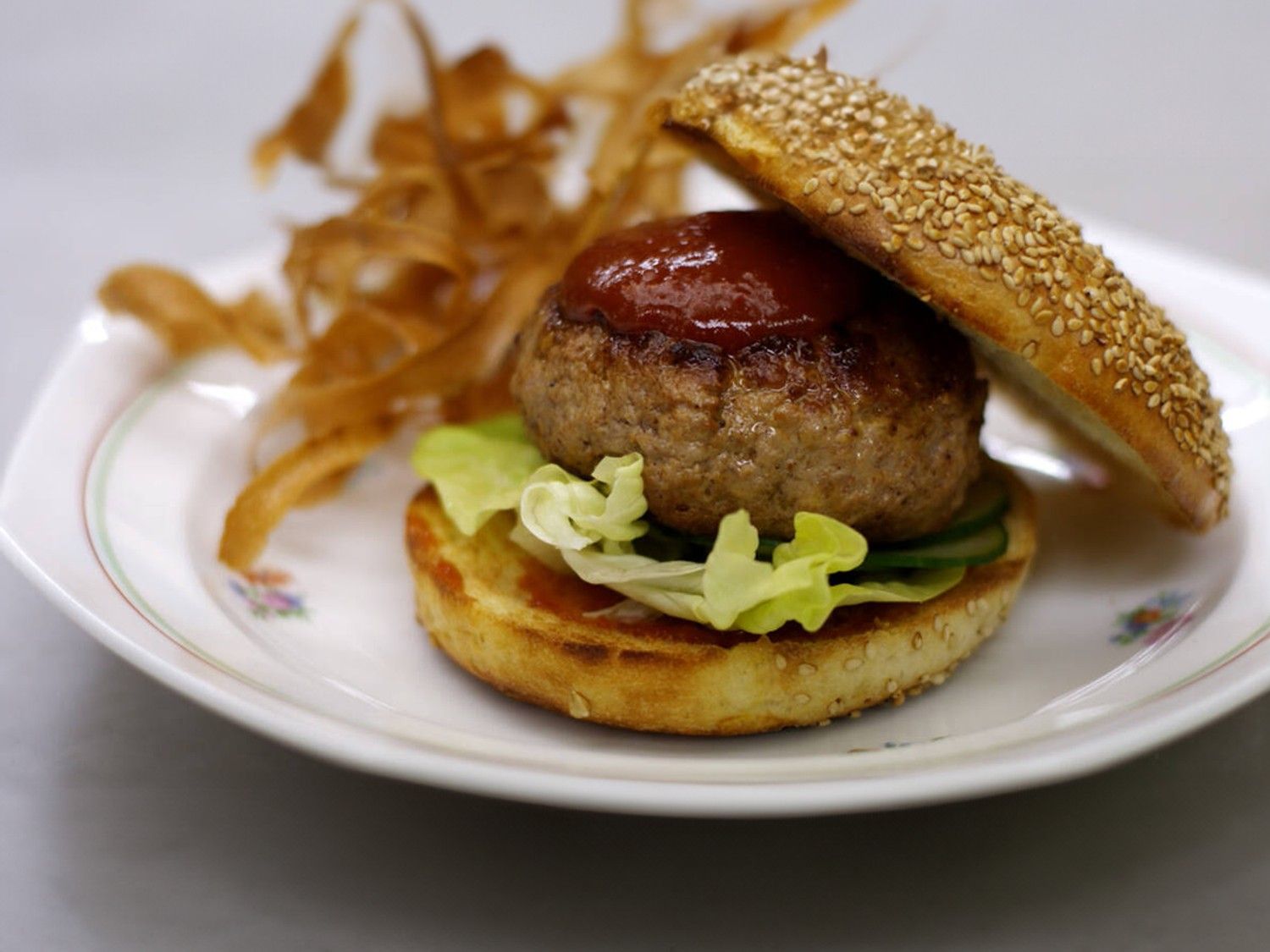 Kalkoenburgers met pastinaakchips en chiliketchup