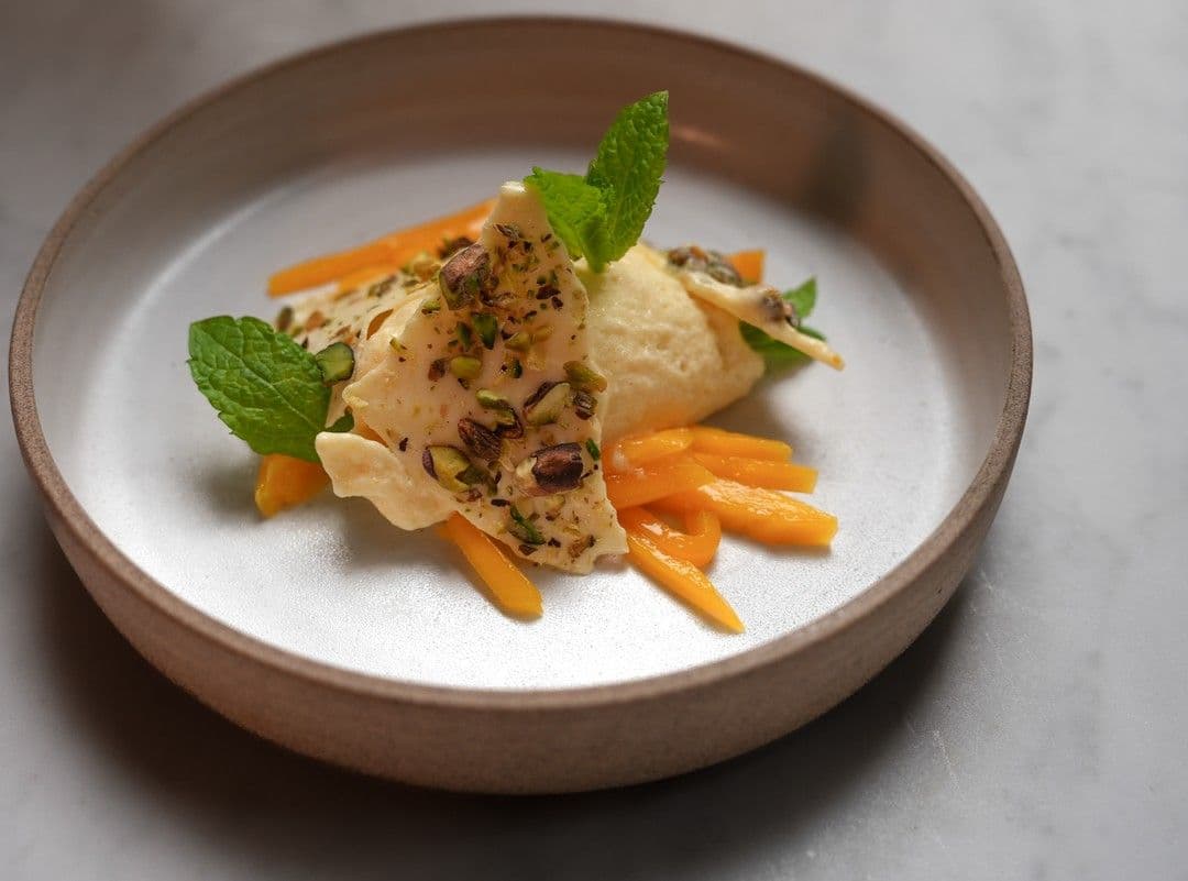 Mousse van mango met mangosalade en studentenhaver met pistache