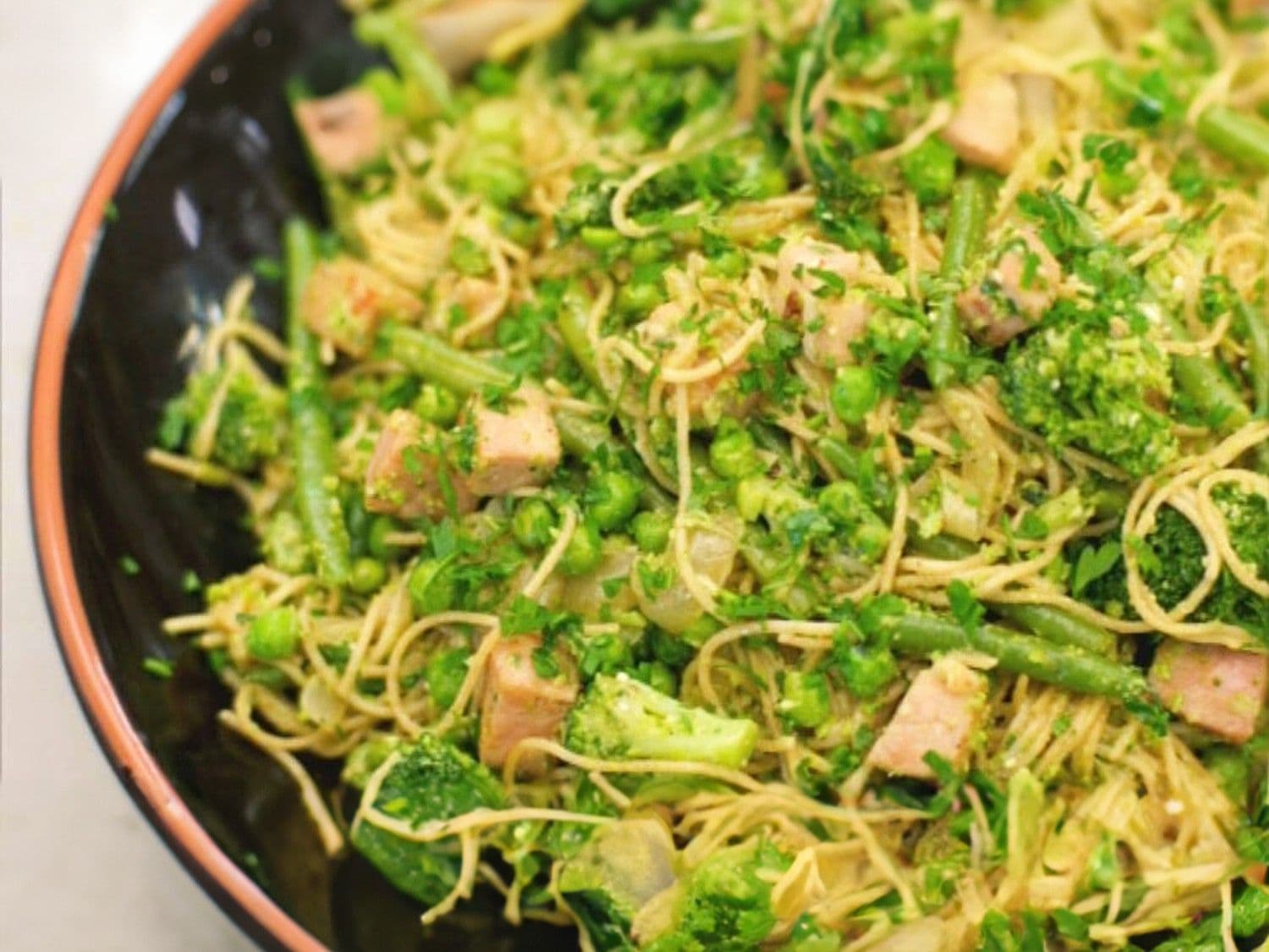 Volkoren capellini met hamblokjes, groenten en erwtenpesto