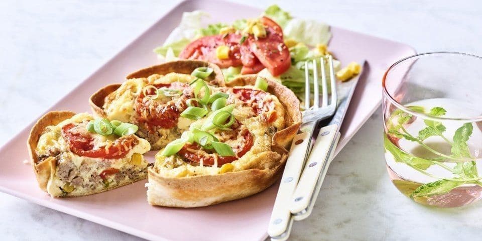 Quiche van tortilla met pittig gehakt, tomaat en maïs