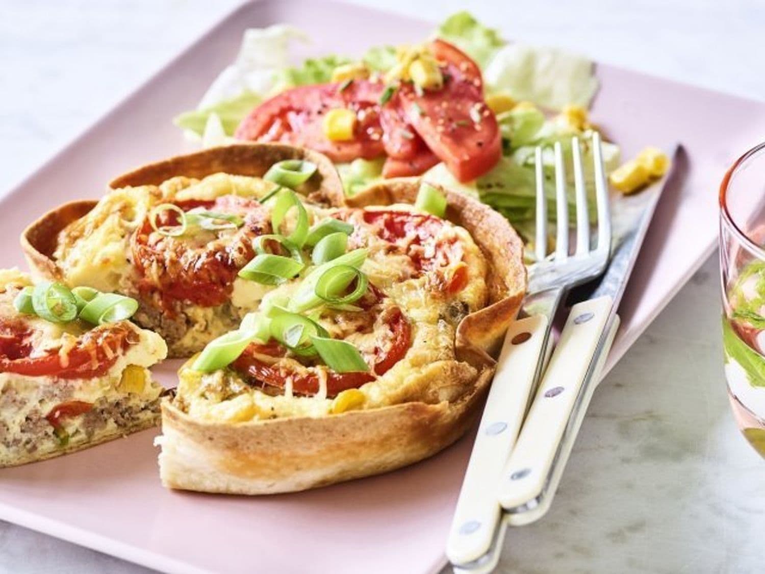 Quiche van tortilla met pittig gehakt, tomaat en maïs