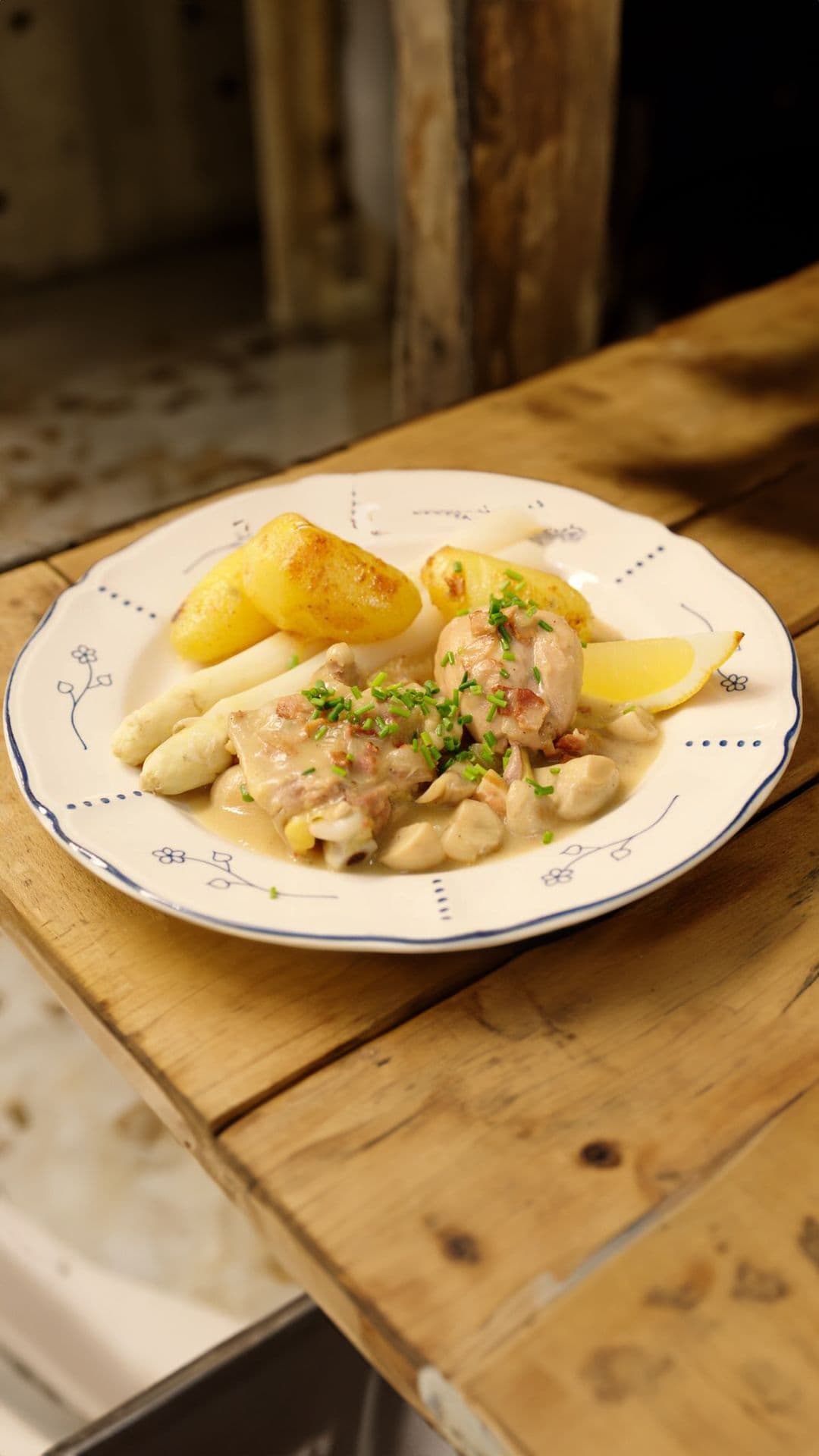 Stoofpot van kip met asperges en gebakken aardappelen