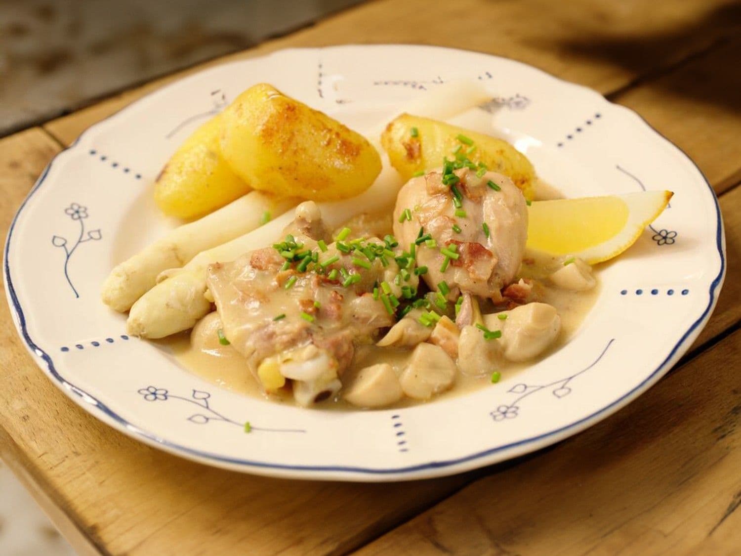 Stoofpot van kip met asperges en gebakken aardappelen