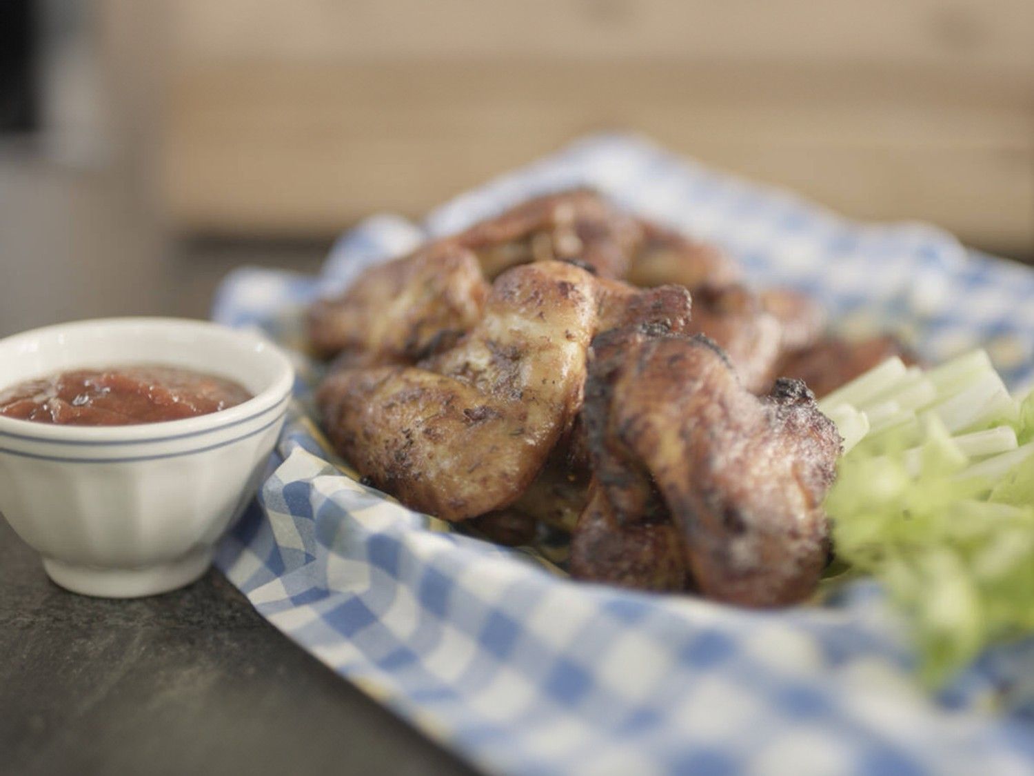 Chicken wings met een pittige barbecuesaus