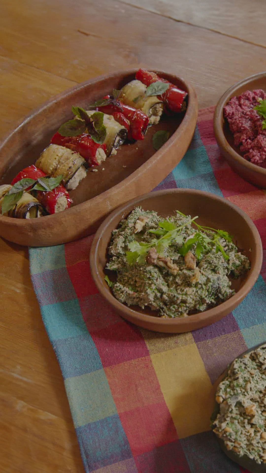 Groentedip en opgevulde rolletjes van aubergine en puntpaprika 