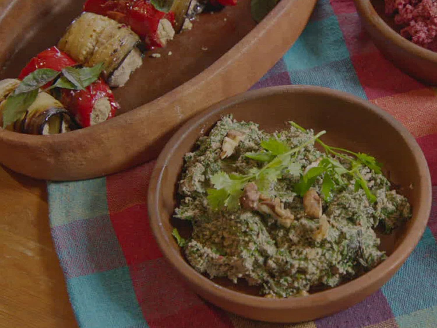 Groentedip en opgevulde rolletjes van aubergine en puntpaprika 