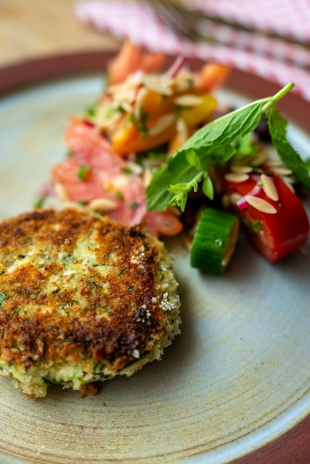 Courgette-fetaburger, tomatensla met rode ui en orzo