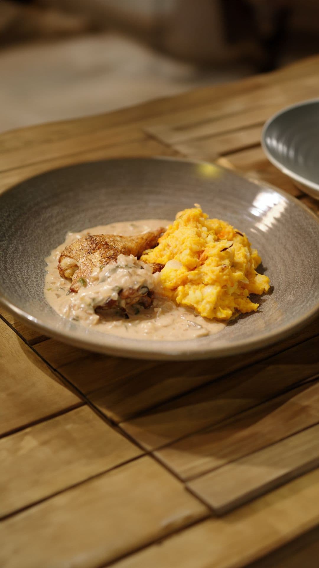 Kippenbillen met pompoenstoemp en uiensaus met salie