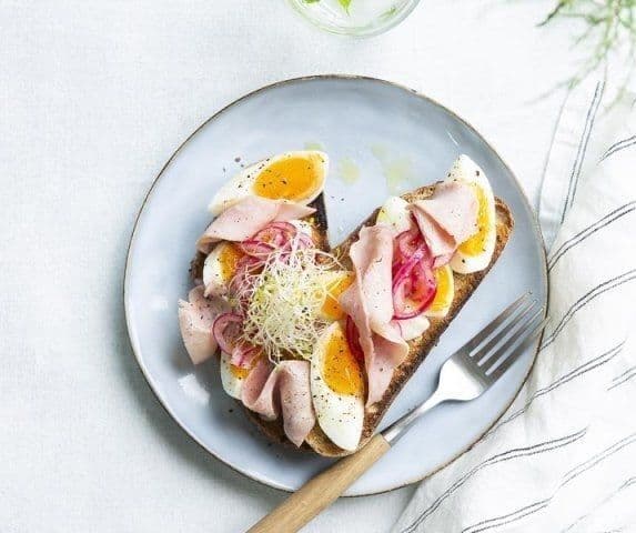 Toast met ham, ei en gepekelde ui