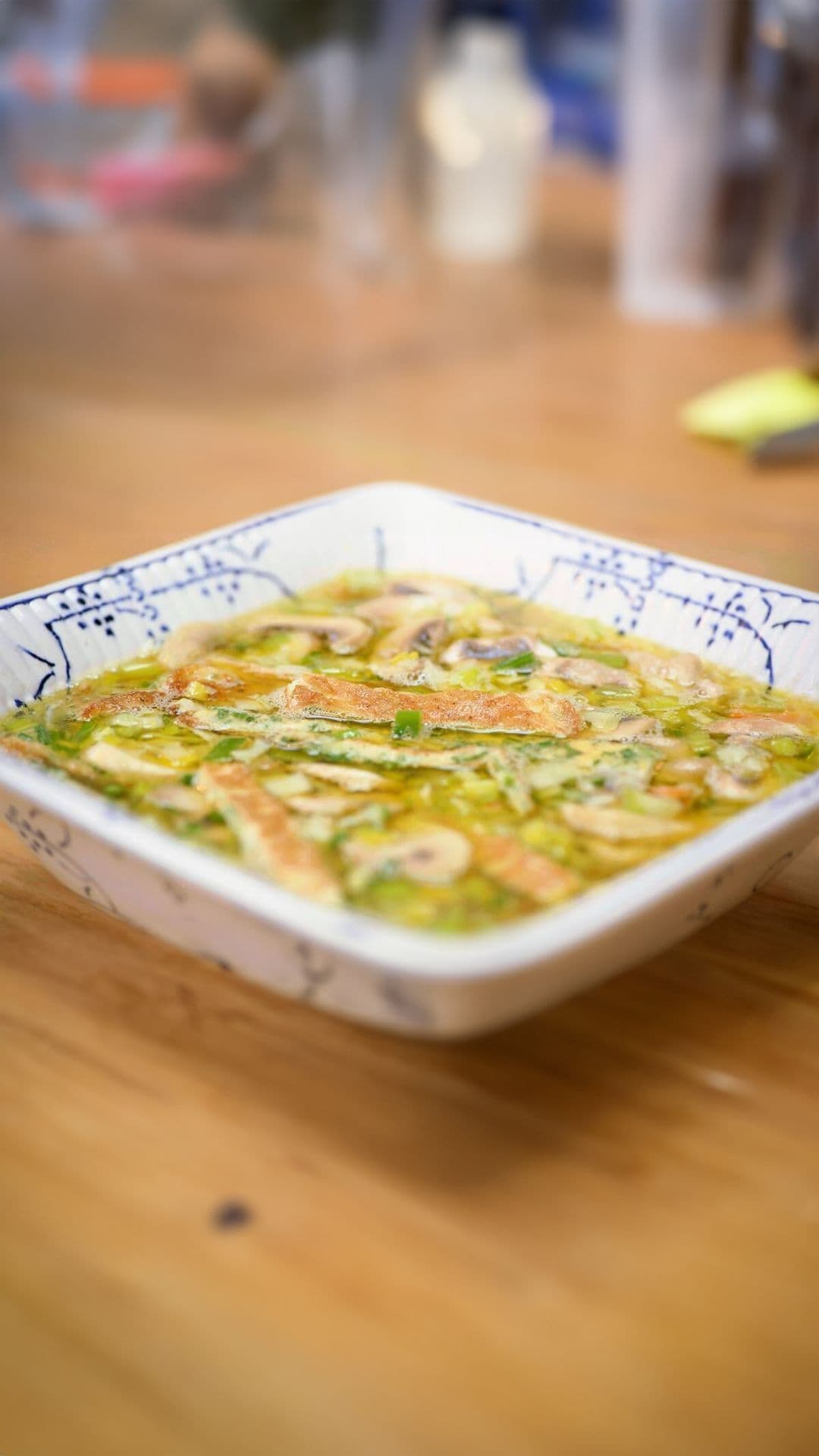 Kippensoep met fijne groenten en kruidenomelet