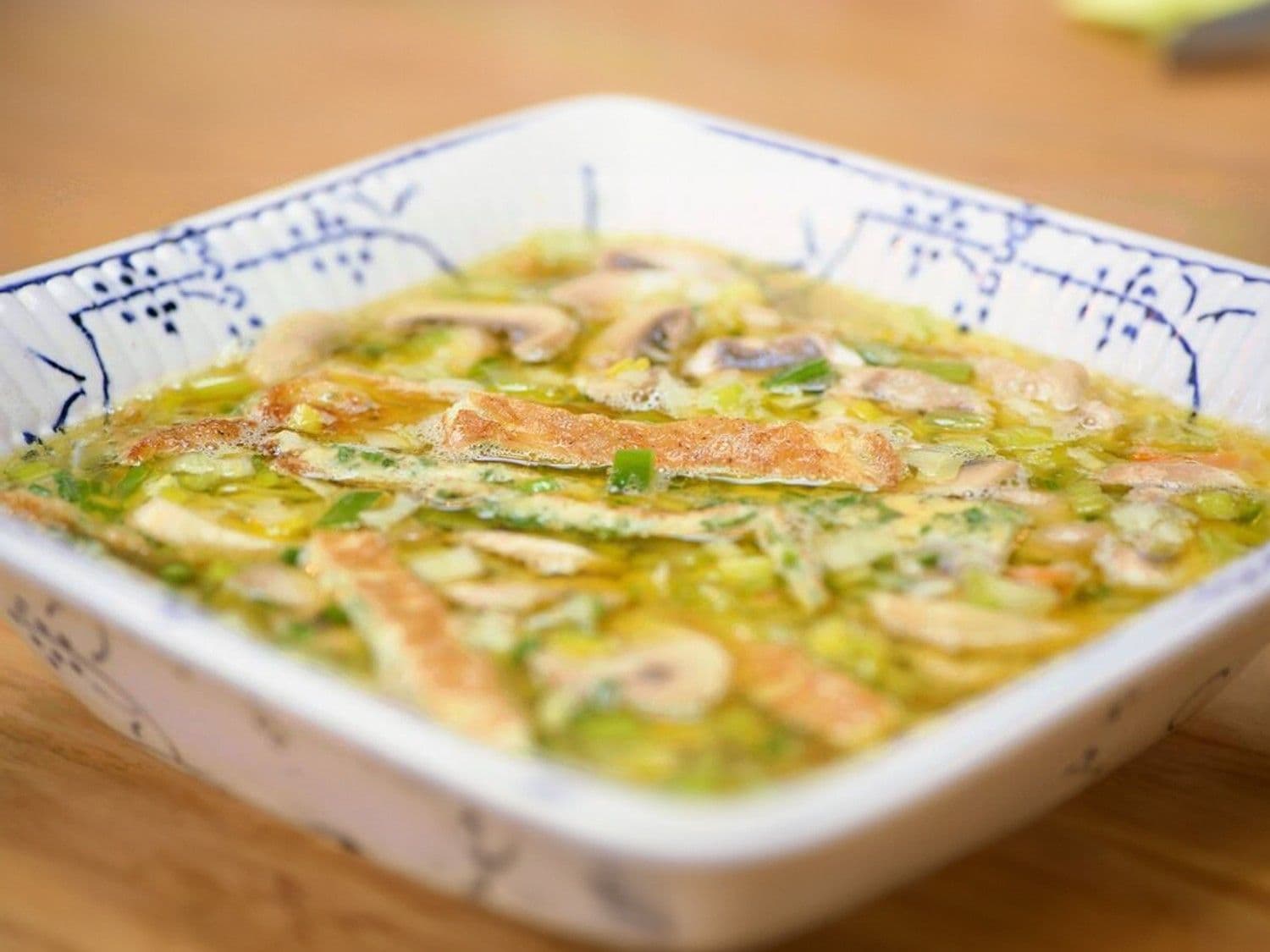 Kippensoep met fijne groenten en kruidenomelet