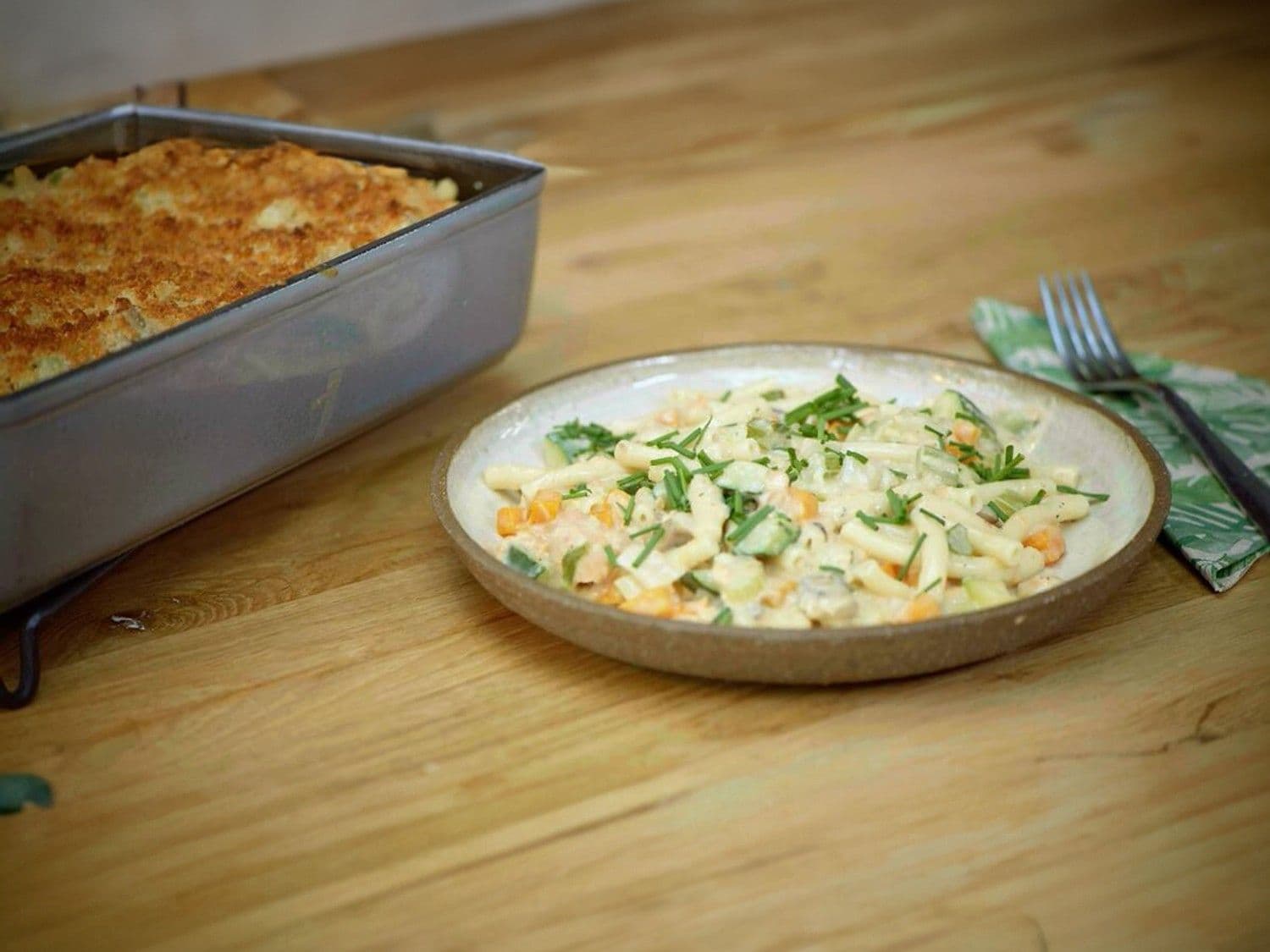 Macaroni met zalm en groentesaus