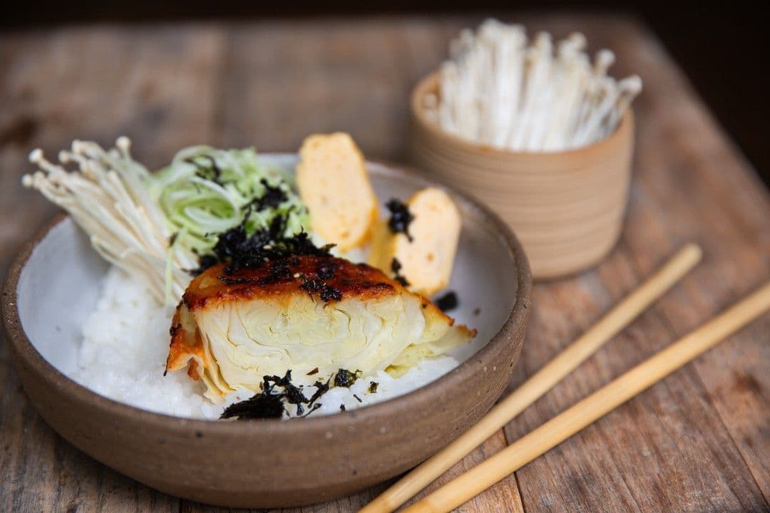 Spitskool met miso, sushirijst en ei