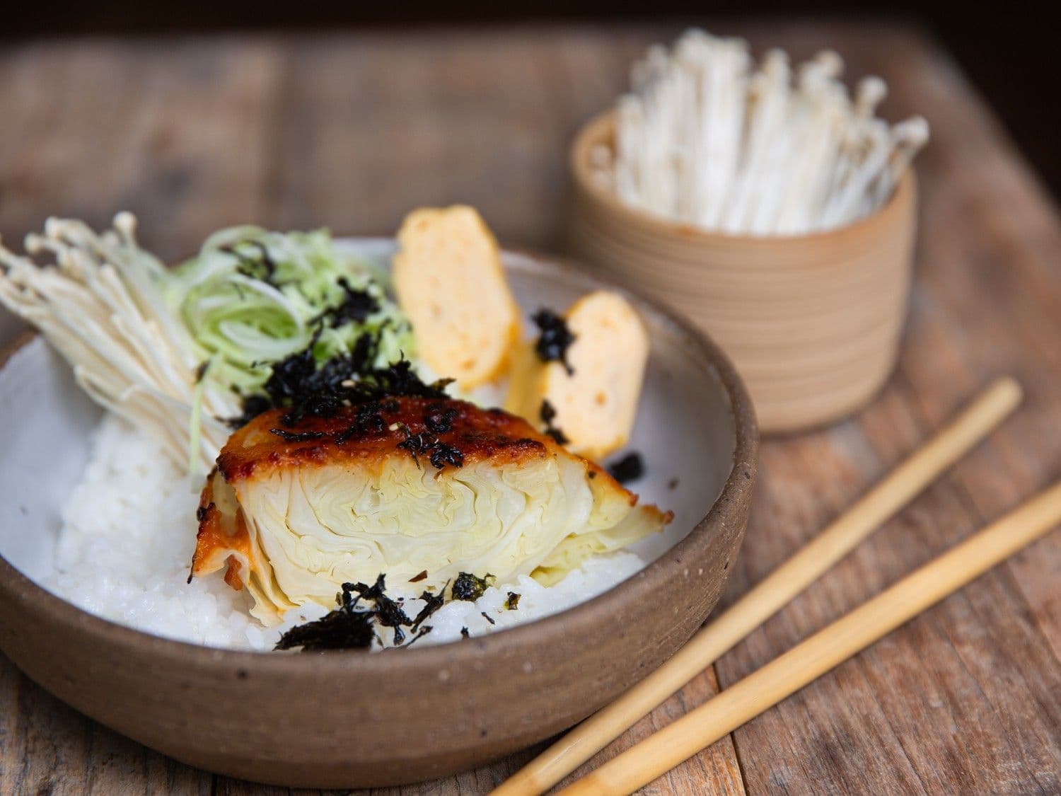 Spitskool met miso, sushirijst en ei