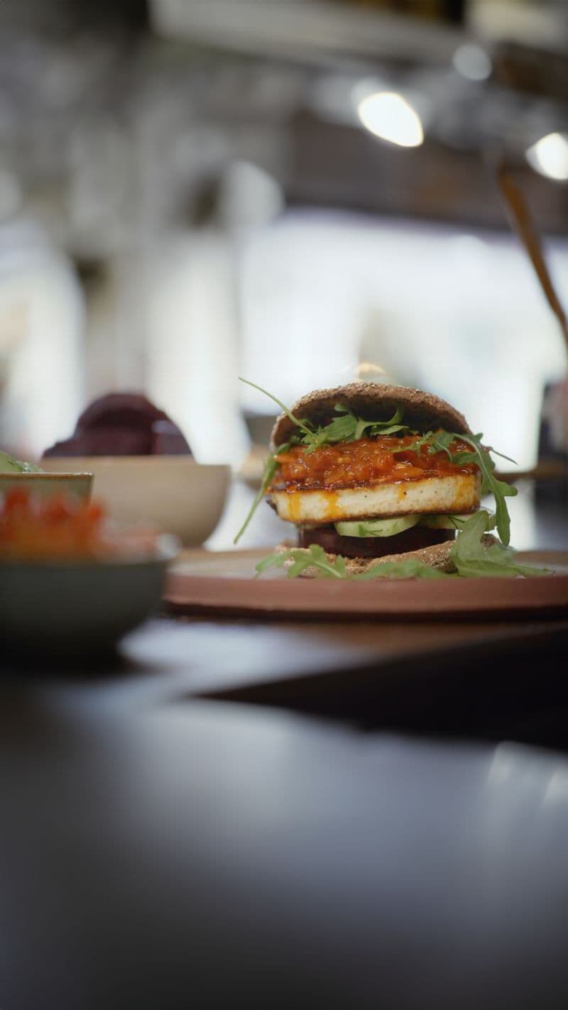 Burger van Geraardsbergse matten met rode biet, chili-jam en komkommer