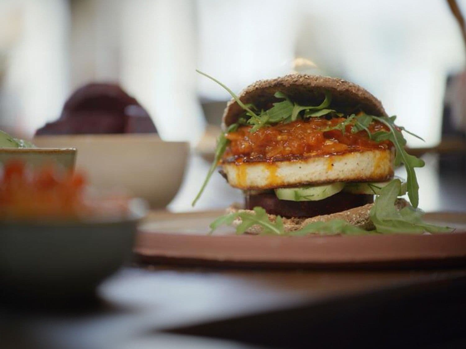 Burger van Geraardsbergse matten met rode biet, chili-jam en komkommer