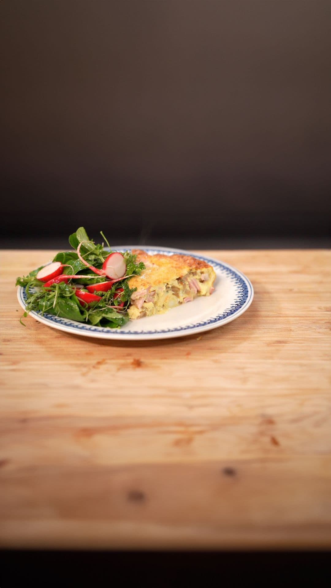 Omelet met asperges en gerookte ham, tuinkers, radijsjes en veldsla