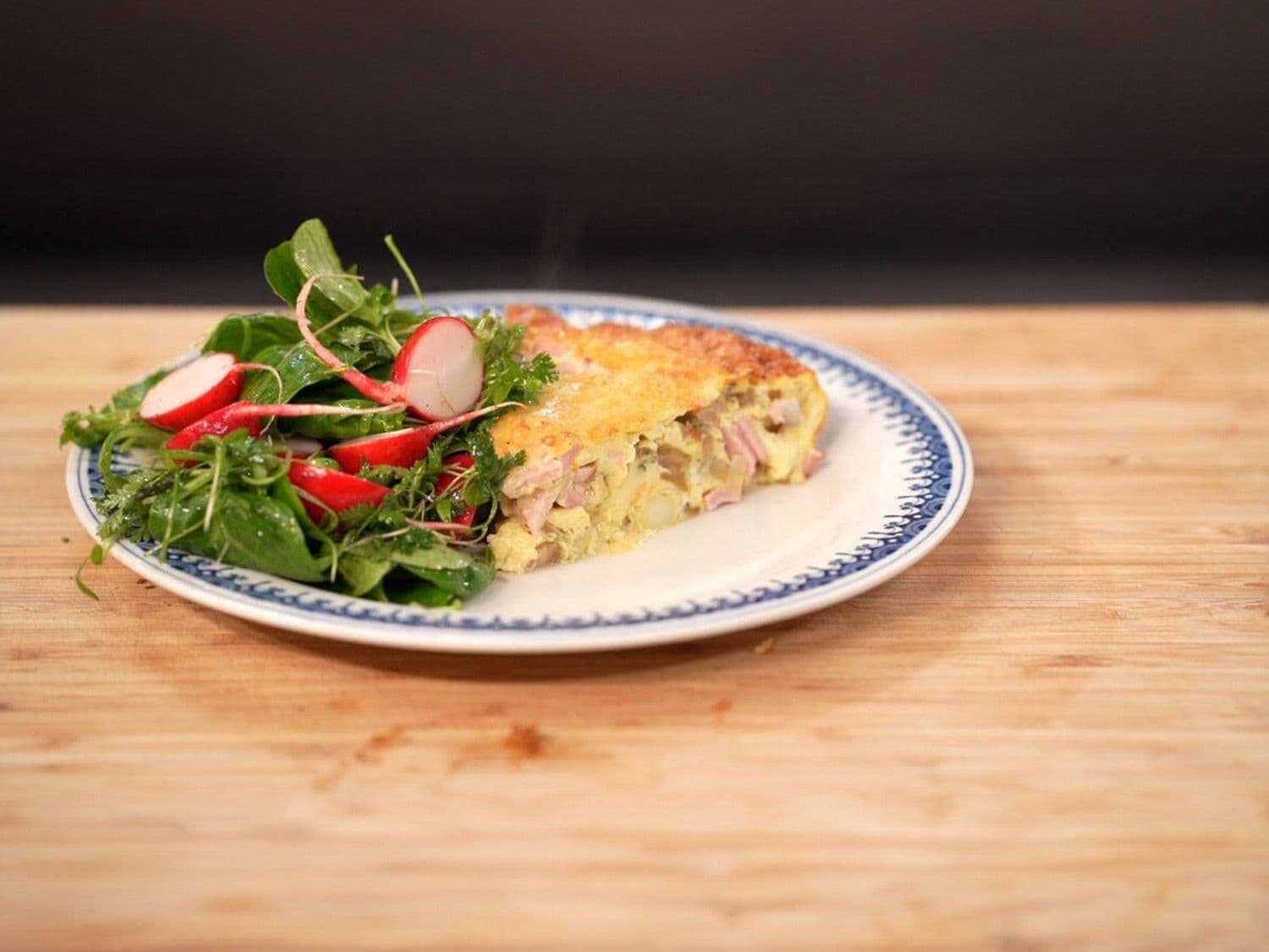 Omelet met asperges en gerookte ham, tuinkers, radijsjes en veldsla