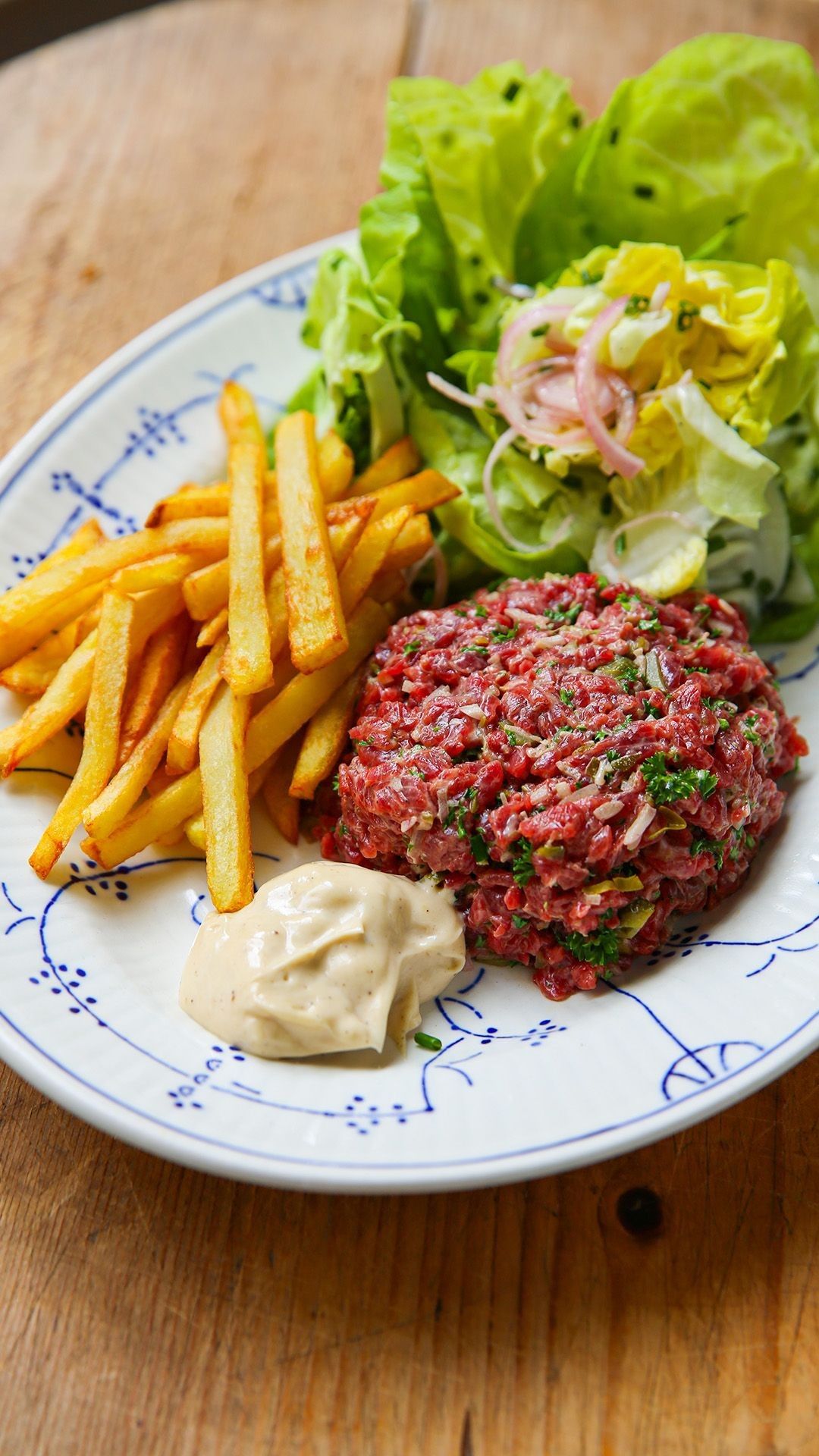 Steak tartaar met frietjes en sla