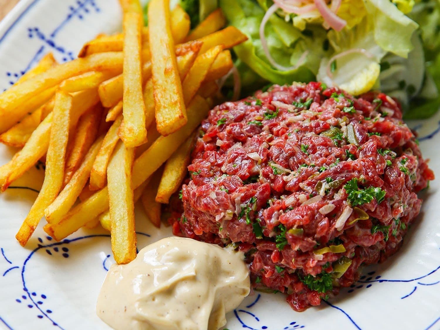 Steak tartaar met frietjes en sla