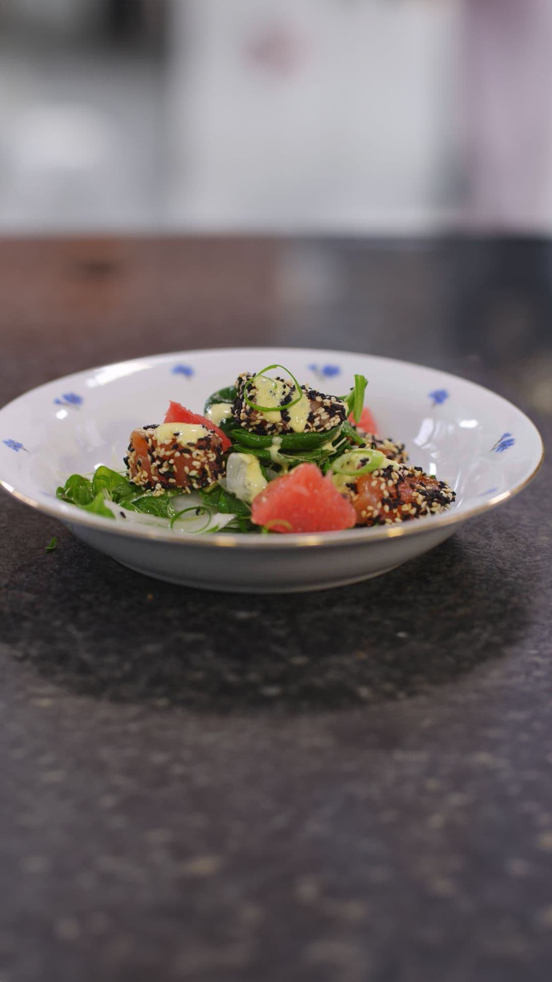 Salade met gemarineerde zalm en milde currysaus