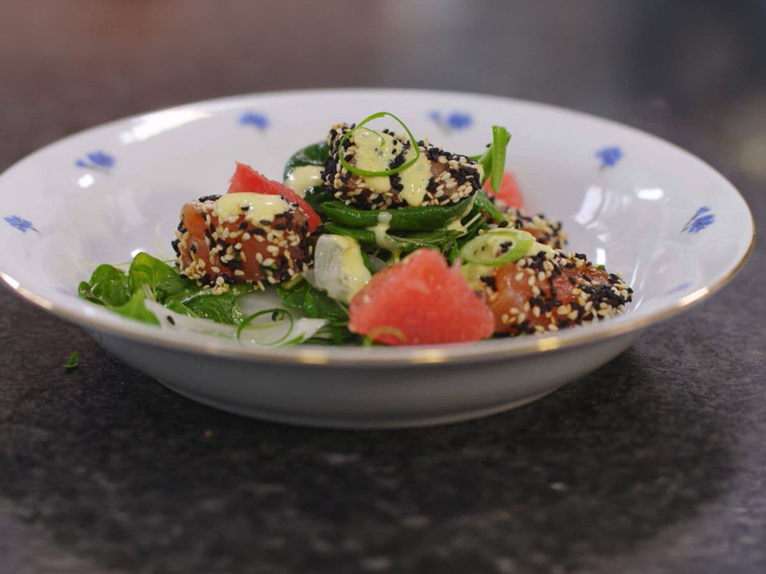 Salade met gemarineerde zalm en milde currysaus