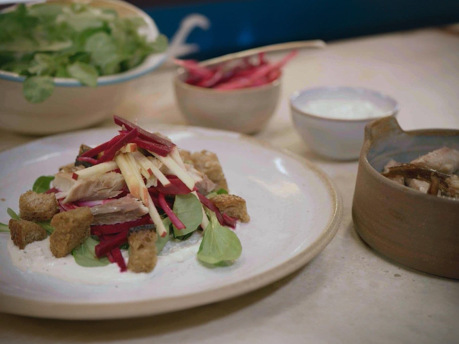 Rodebietensalade met gerookte makreel, fetacrème en croutons