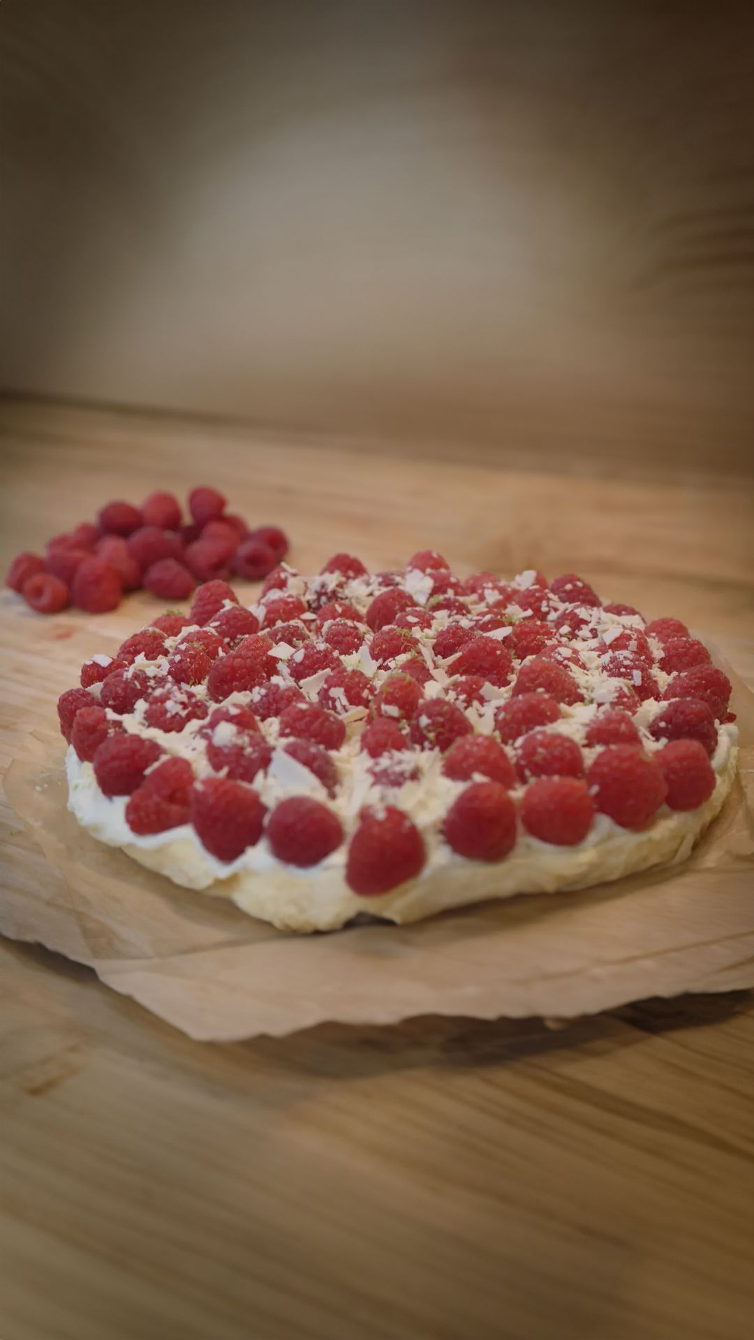 Witte chocolademoussetaart met frambozen