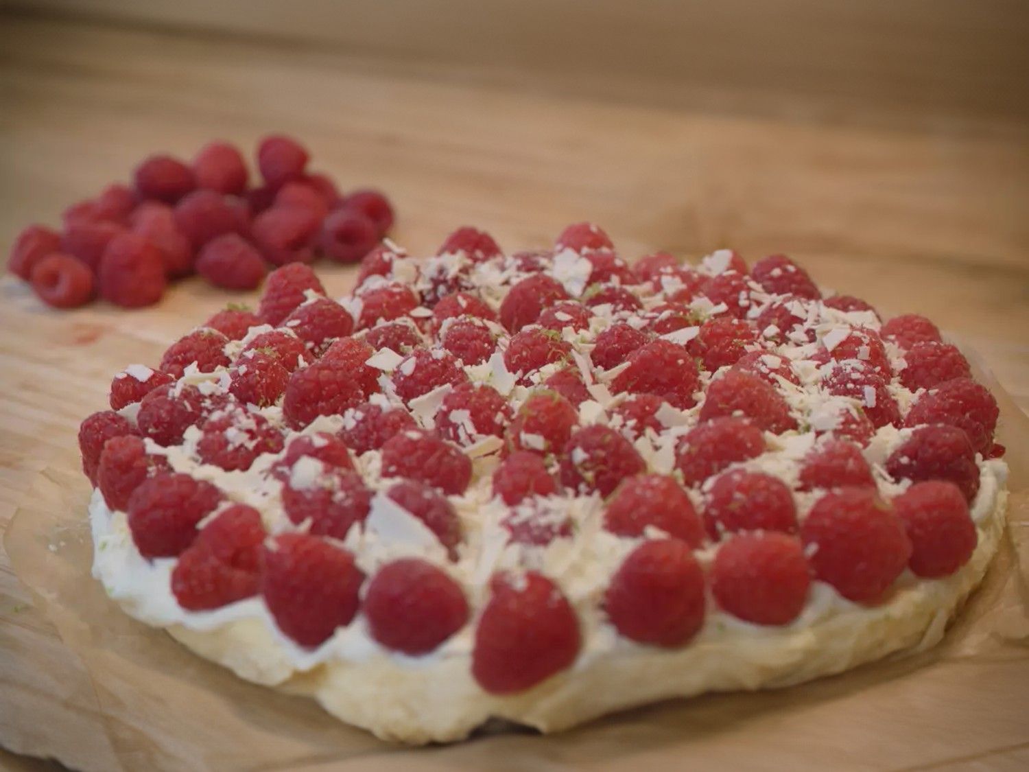 Witte chocolademoussetaart met frambozen