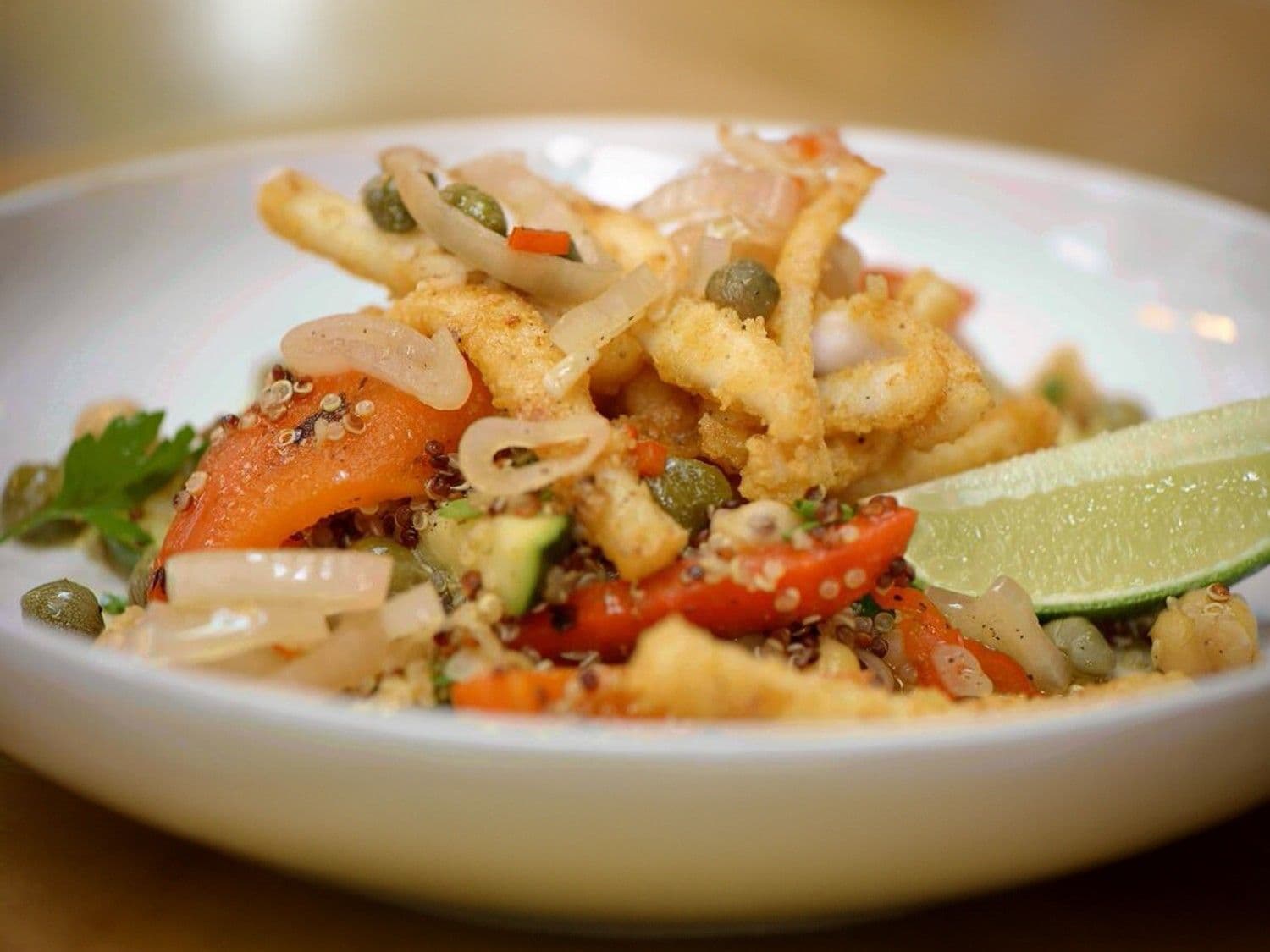 Quinoasalade met gegrilde groenten, inktvis en kappertjesvinaigrette