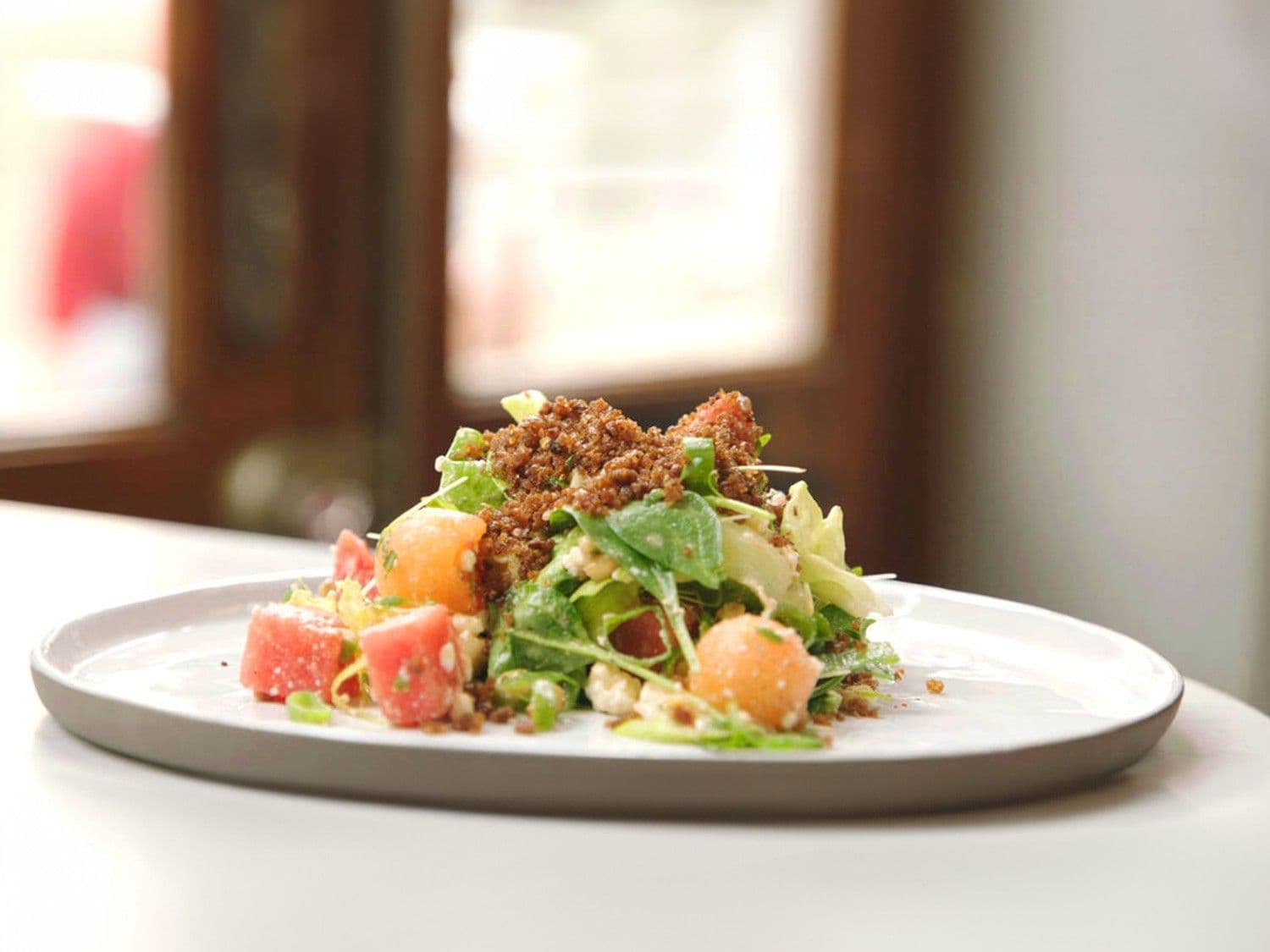 Salade van meloen met feta en pumpernickel