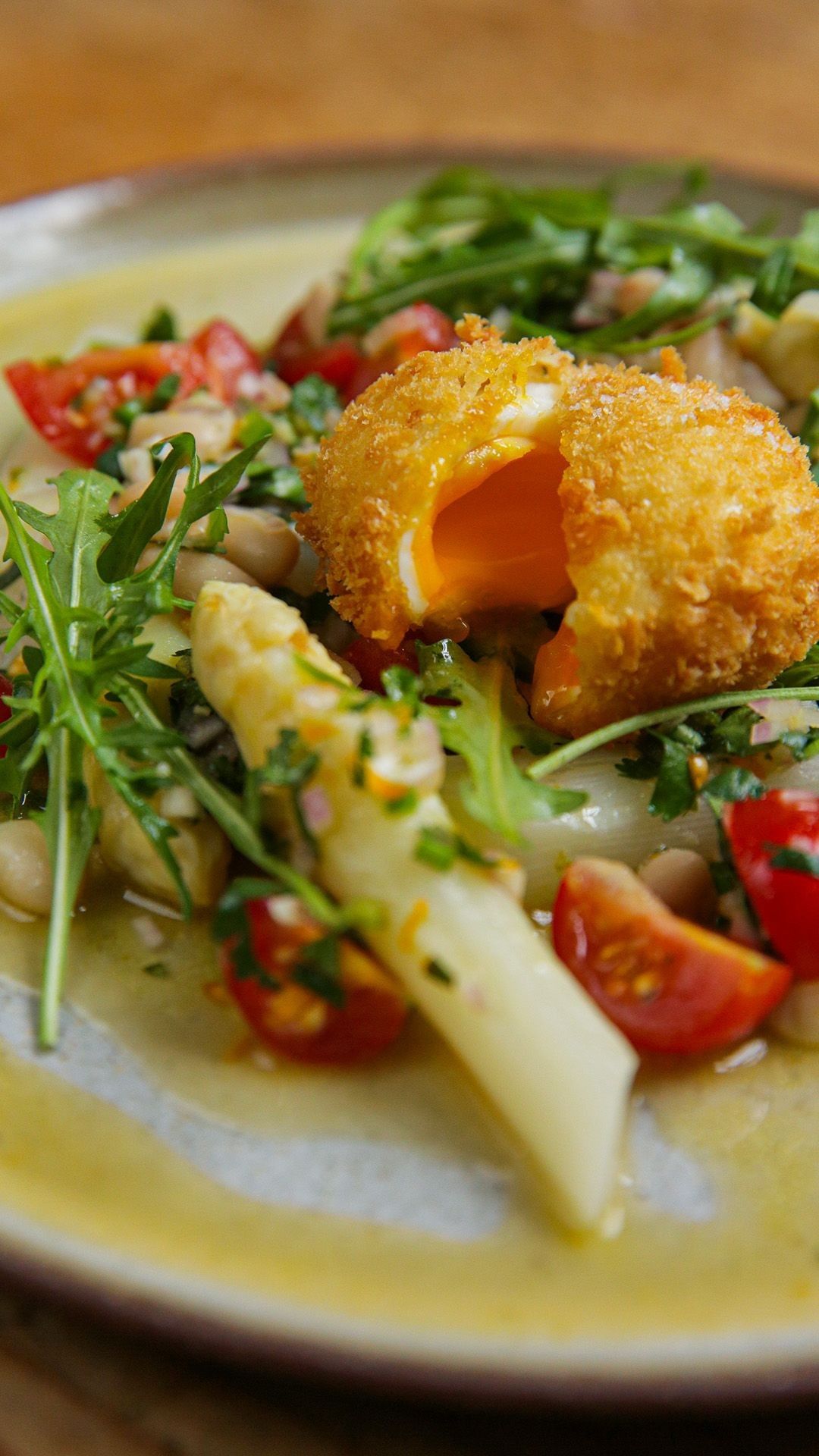 Salade van asperges en ei met pittige salsa van witte boontjes
