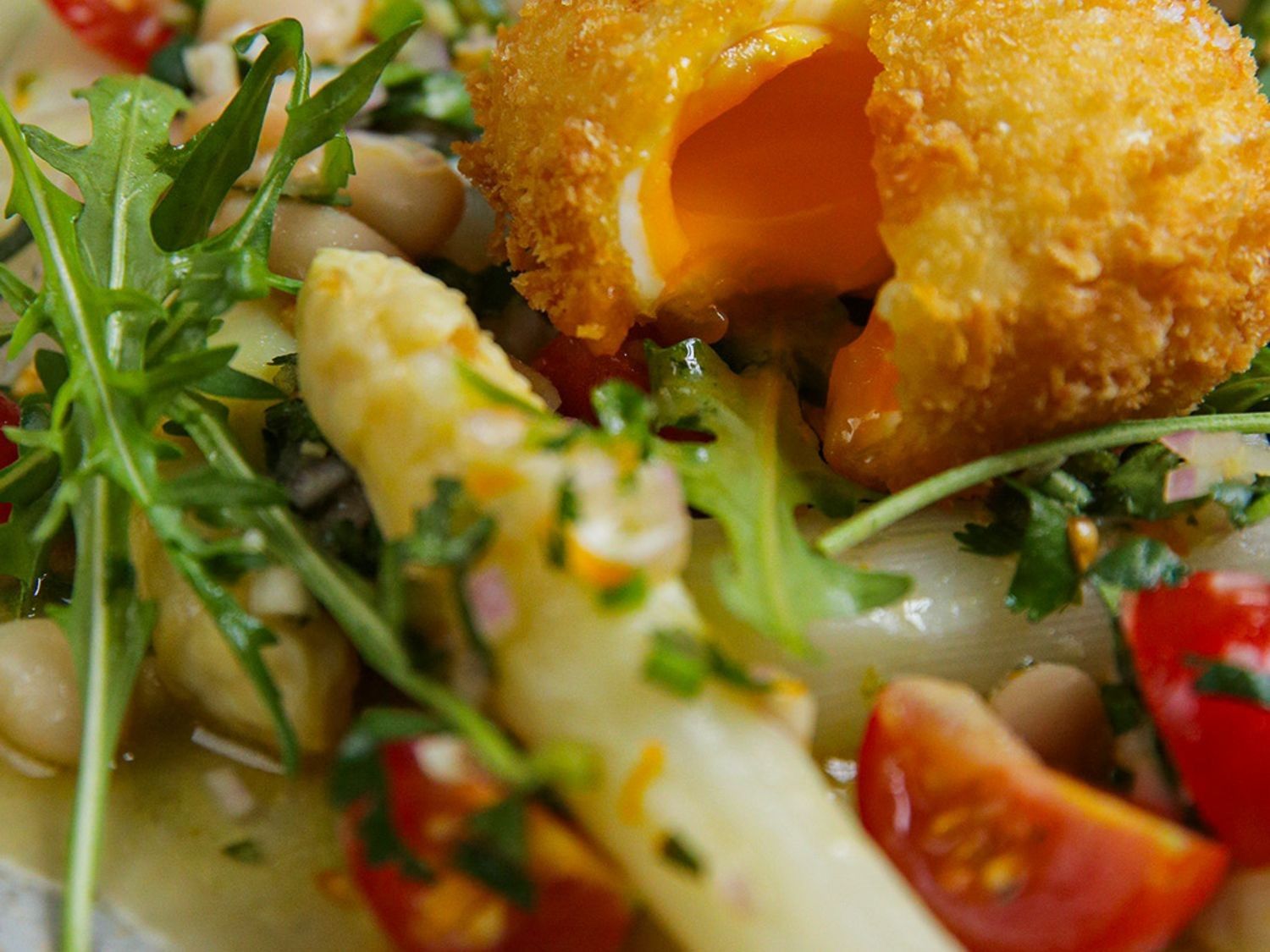 Salade van asperges en ei met pittige salsa van witte boontjes
