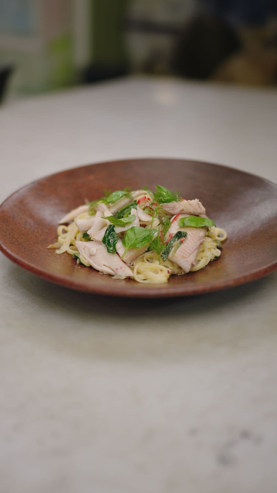 Linguine met gestoomde forel, spinazie en limoen