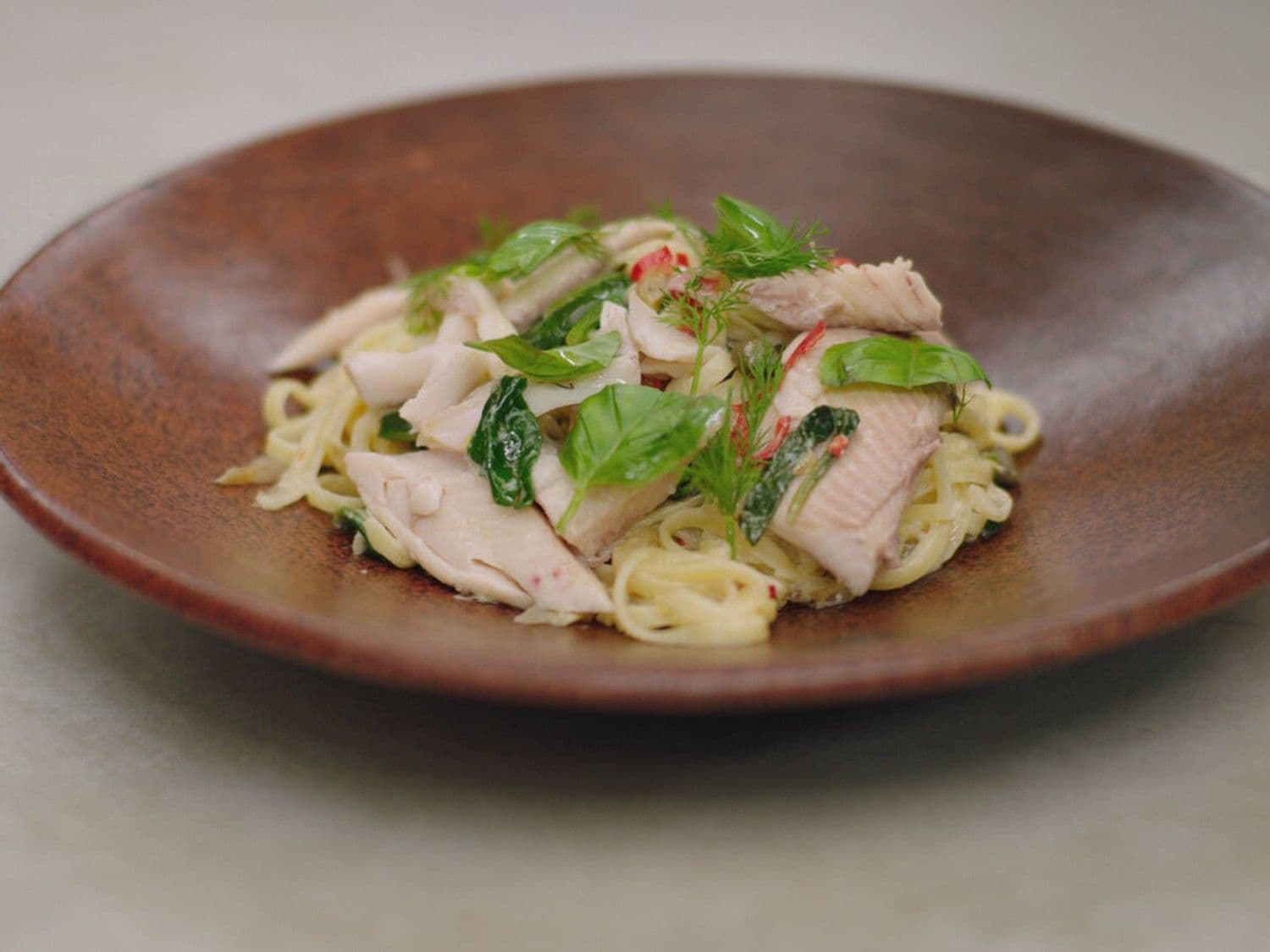 Linguine met gestoomde forel, spinazie en limoen