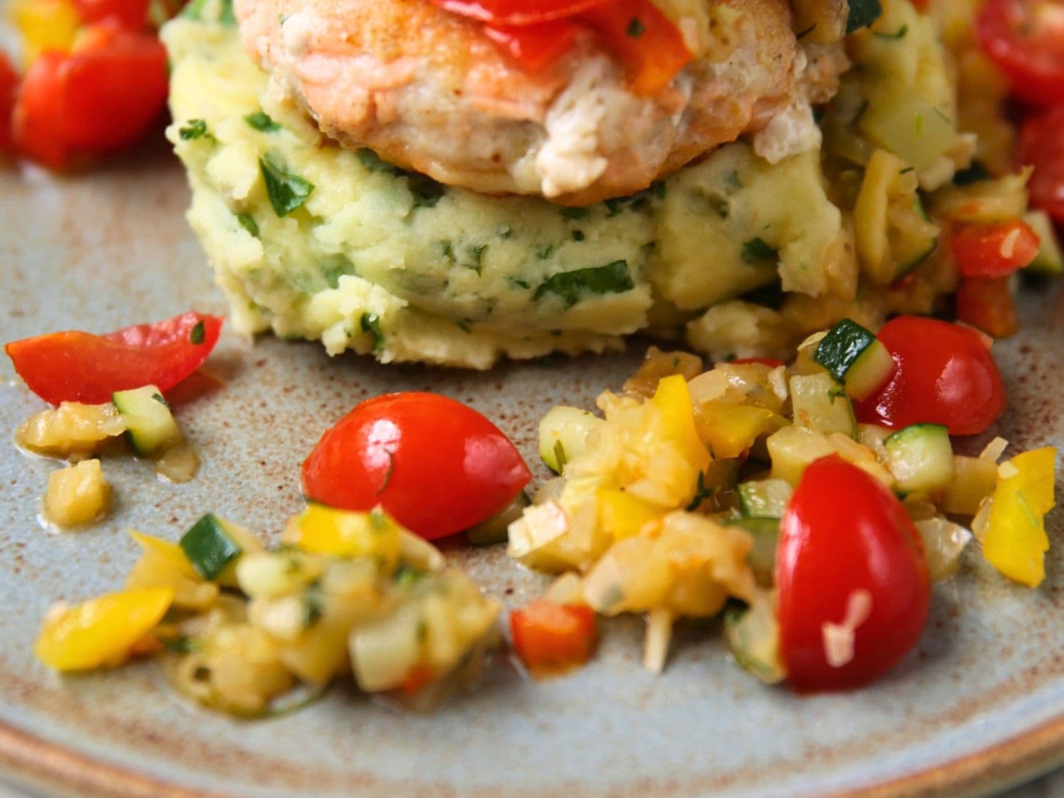 Visburger met ratatouille en groenekruidenpuree