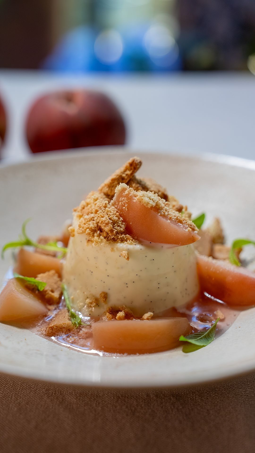 Panna cotta van platte kaas met verveine en gepocheerde perzik