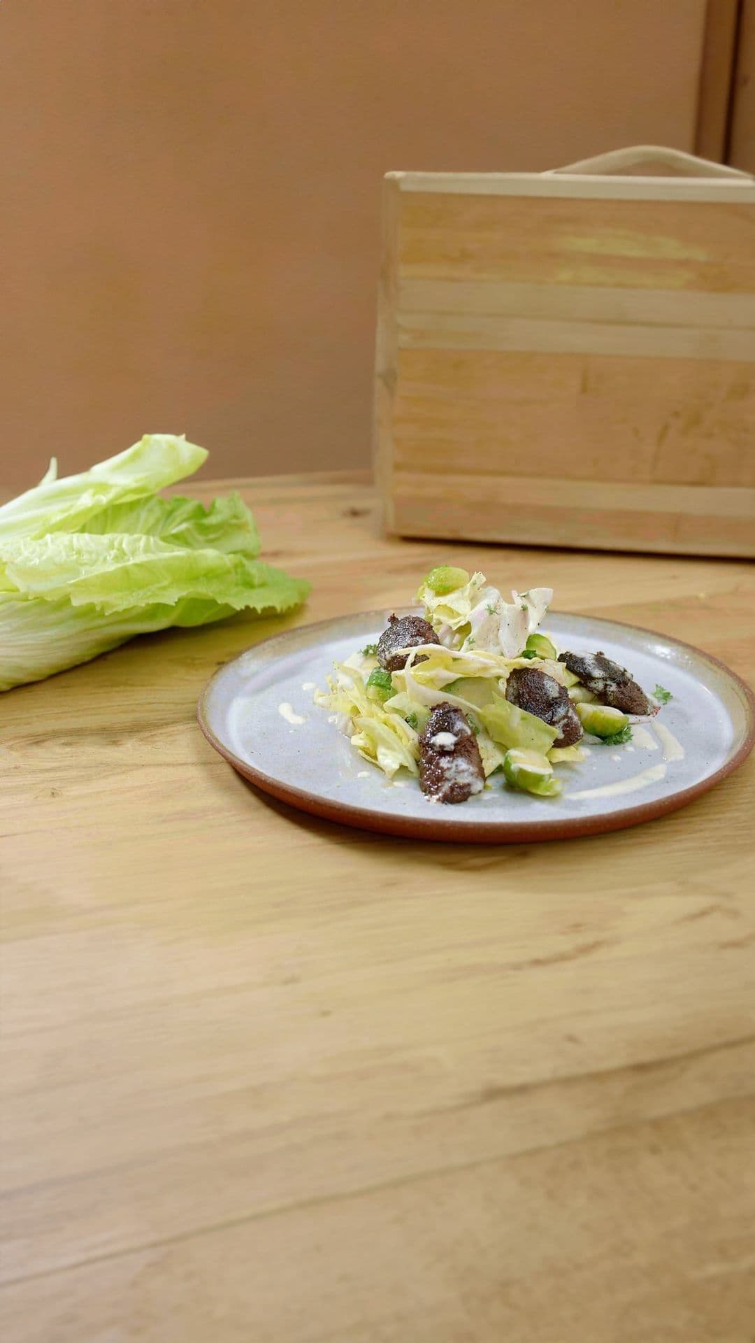 Salade met zwarte pens, suikerbrood en appel