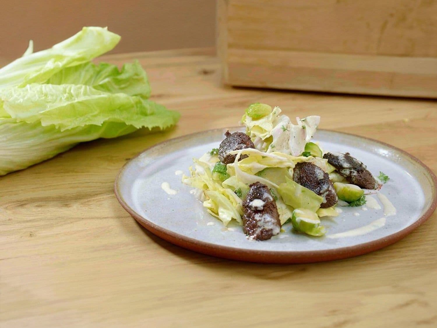 Salade met zwarte pens, suikerbrood en appel