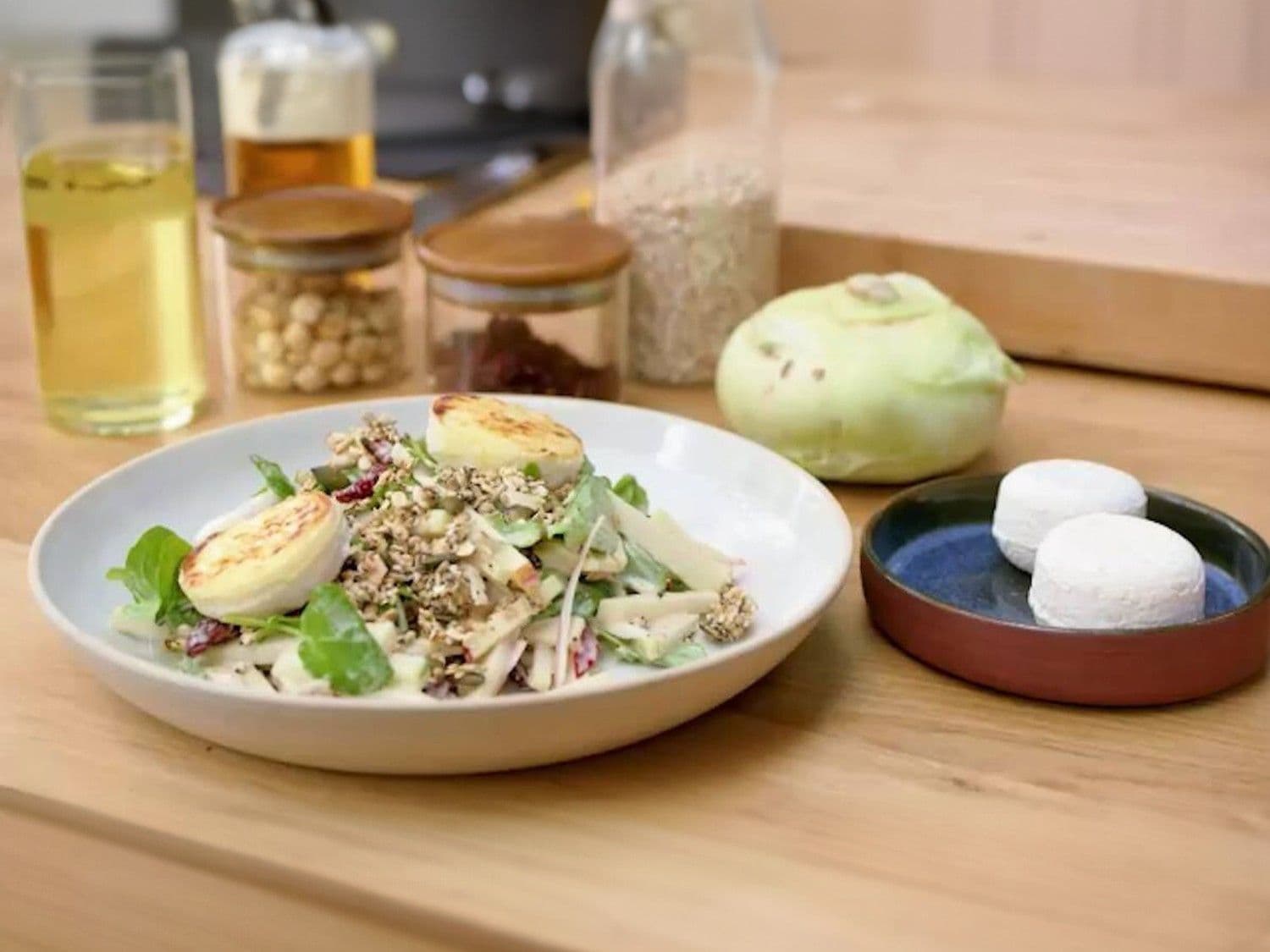Salade met koolrabi, appel, granola en geitenkaas