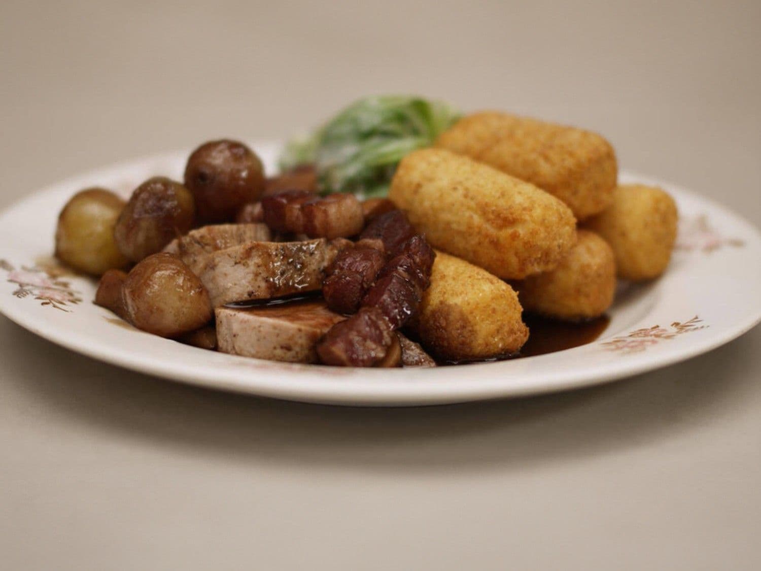 Varkenshaasje met jagersaus en kroketten
