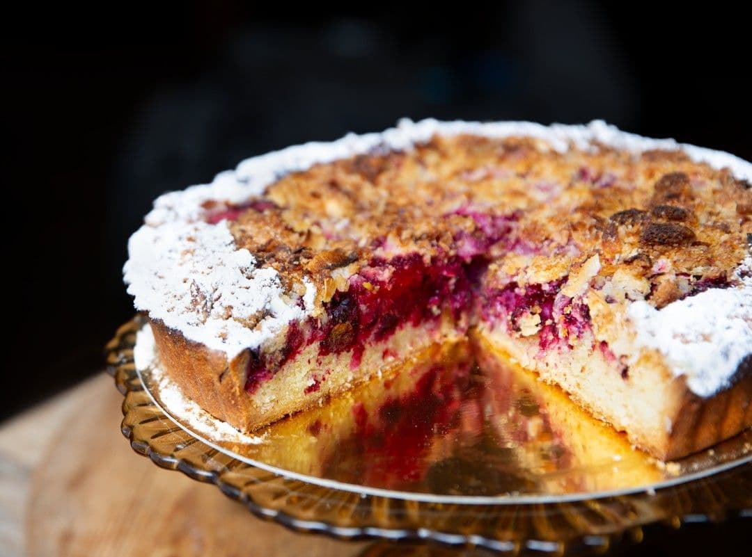 Bosvruchtentaart met kokosfrangipane en kokoscrumble