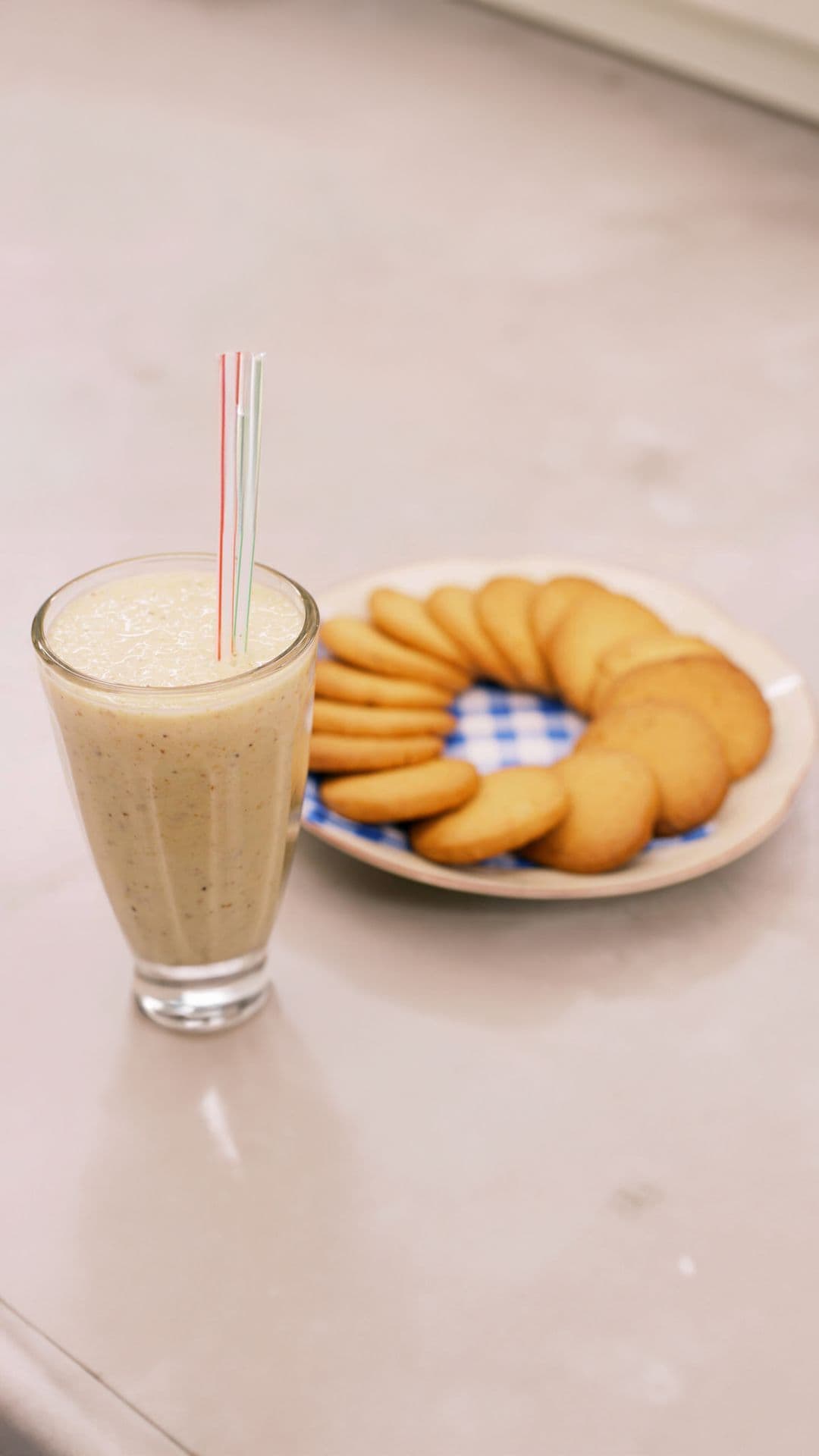 Milkshake met banaan en koekjes