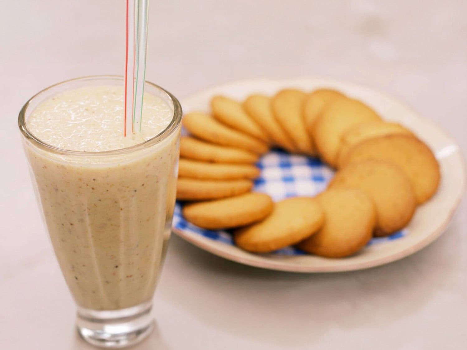 Milkshake met banaan en koekjes