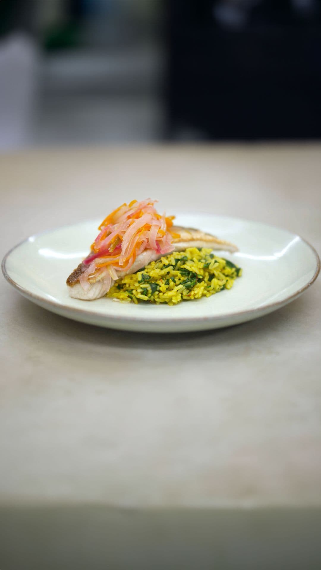 Escabeche van rode poon met spinazie en curryrijst