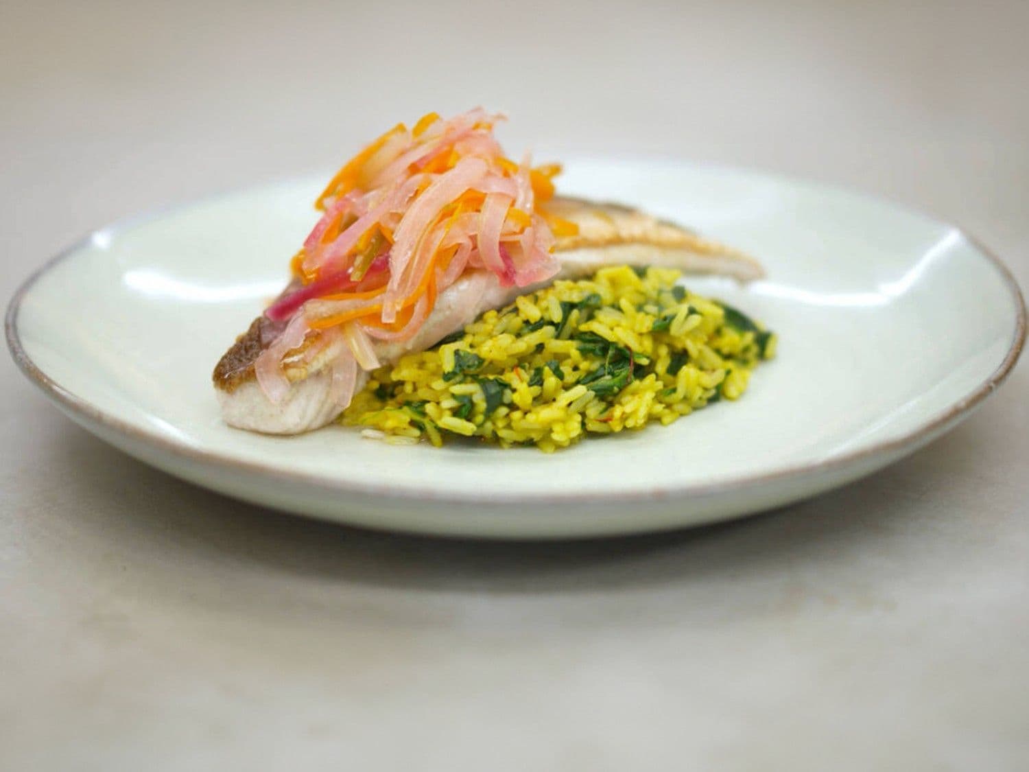 Escabeche van rode poon met spinazie en curryrijst