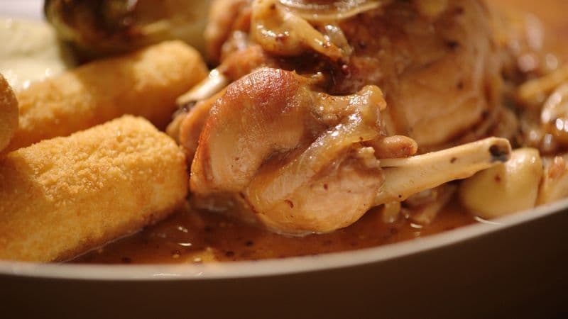 Stoofpot van konijn met gebraiseerd witloof